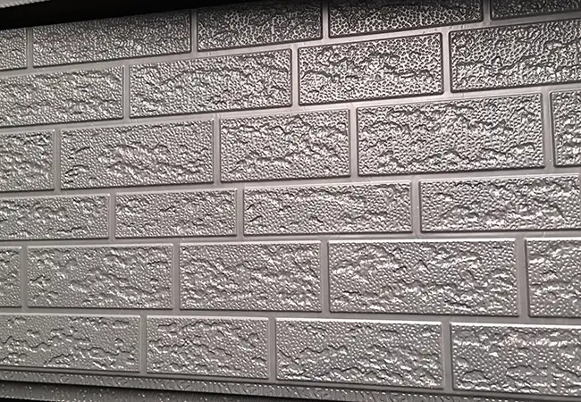 In che modo il pannello intagliato in metallo può trasformare gli spazi architettonici moderni?