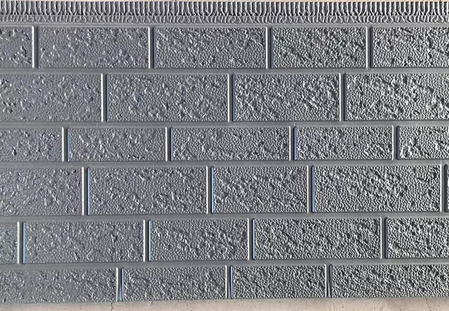 Pannello isolante in metallo goffrato